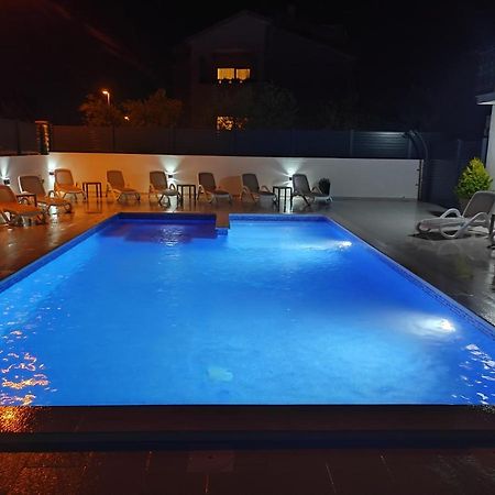 Viktor Rooms And Apartments Rovinj Bagian luar foto