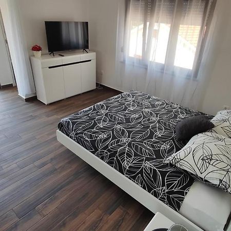 Viktor Rooms And Apartments Rovinj Bagian luar foto