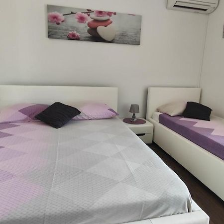 Viktor Rooms And Apartments Rovinj Bagian luar foto