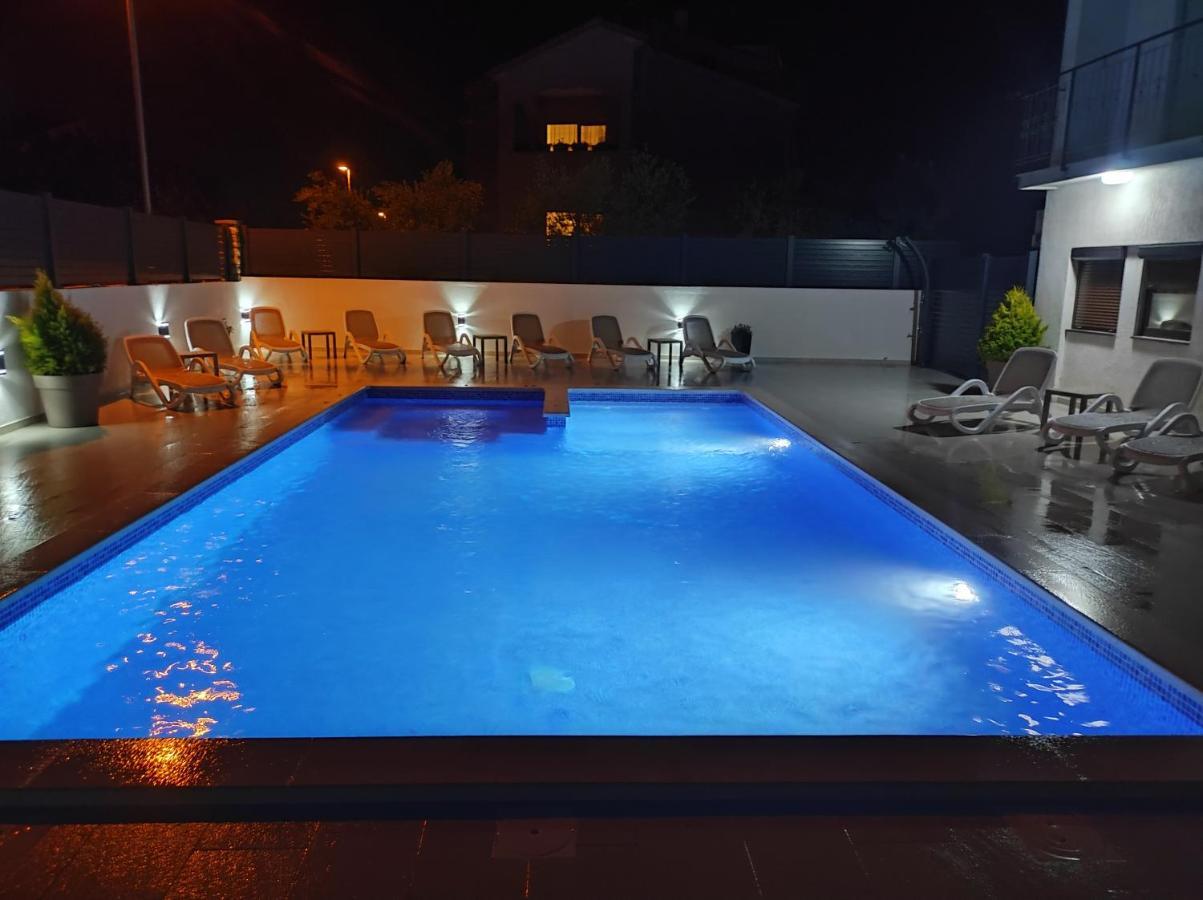 Viktor Rooms And Apartments Rovinj Bagian luar foto