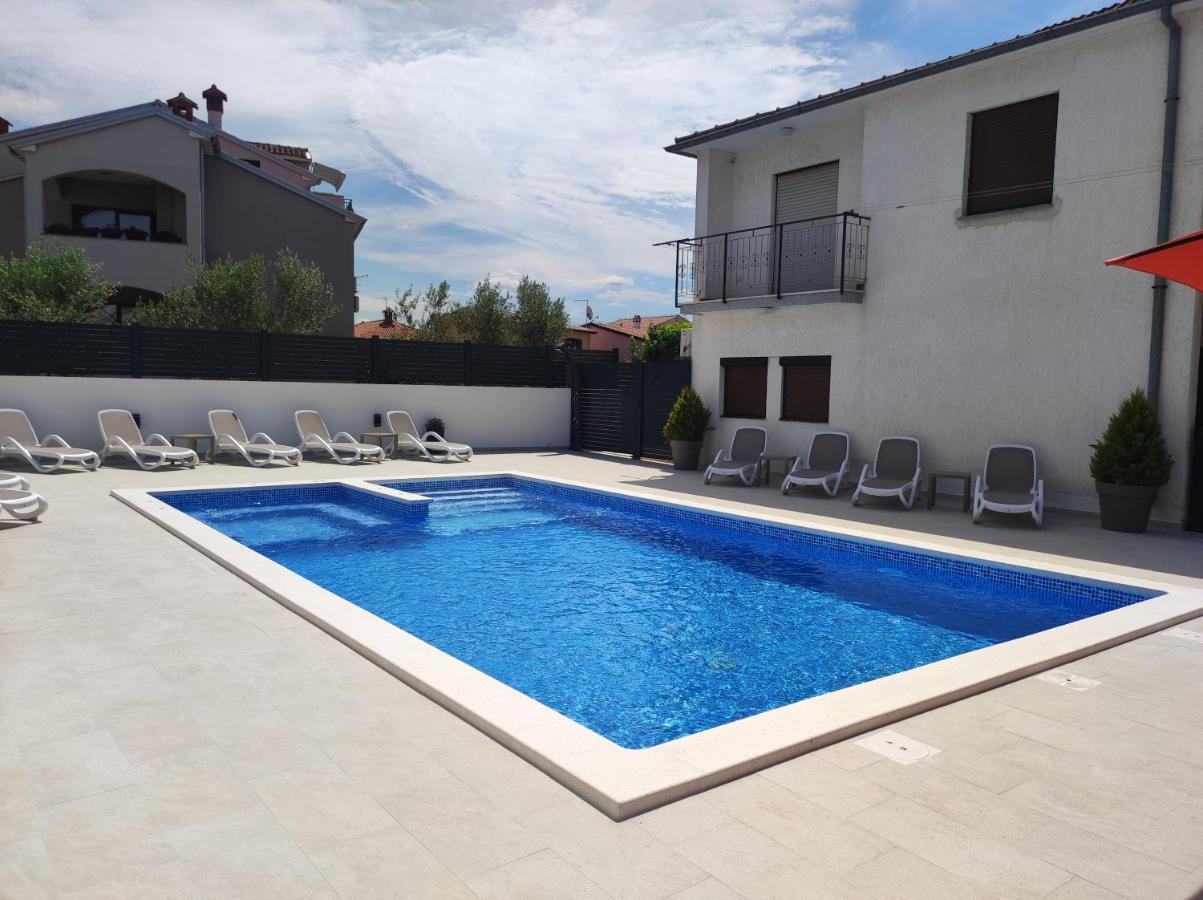 Viktor Rooms And Apartments Rovinj Bagian luar foto