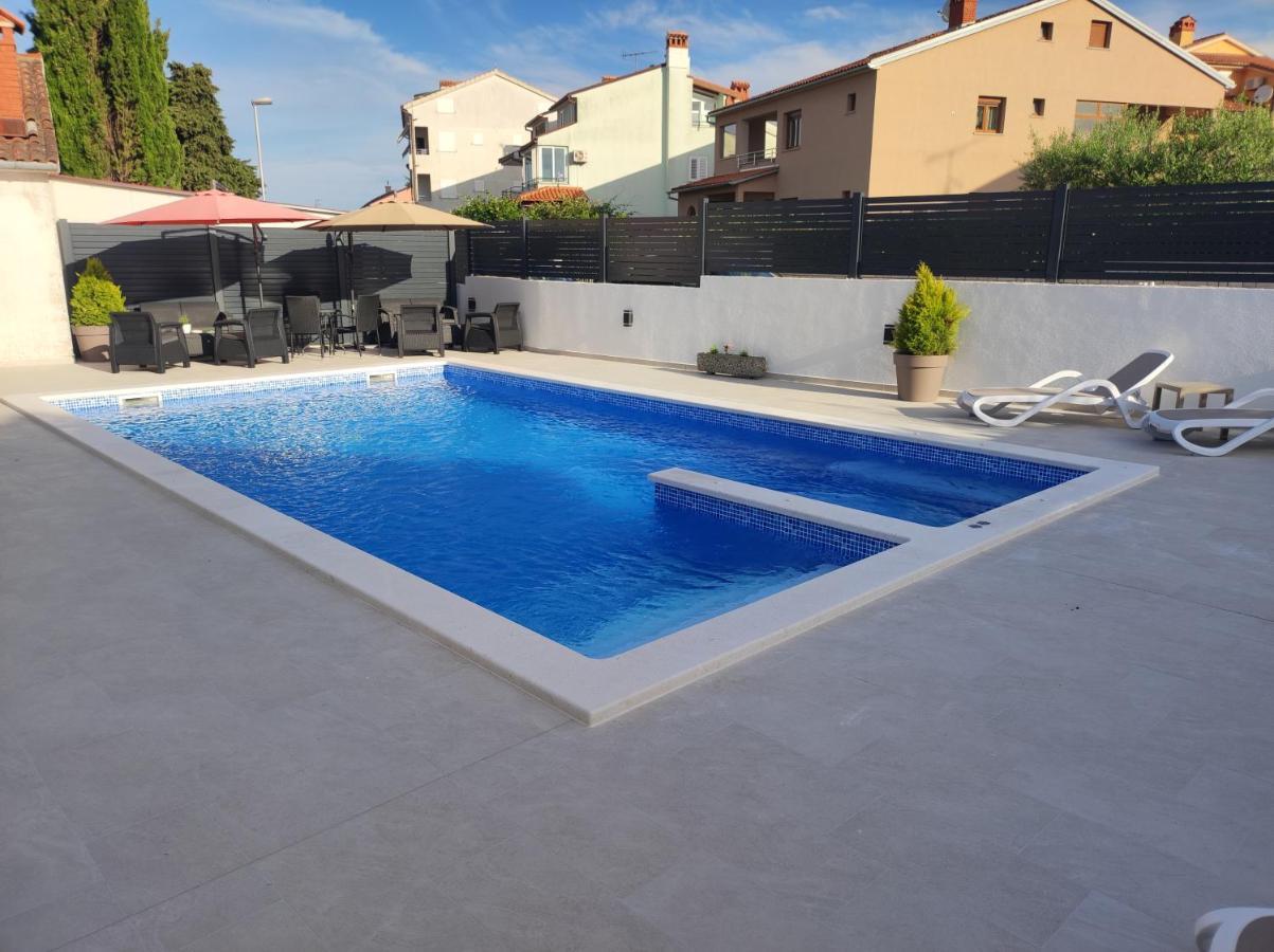 Viktor Rooms And Apartments Rovinj Bagian luar foto