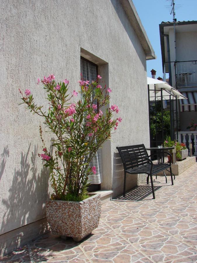 Viktor Rooms And Apartments Rovinj Bagian luar foto
