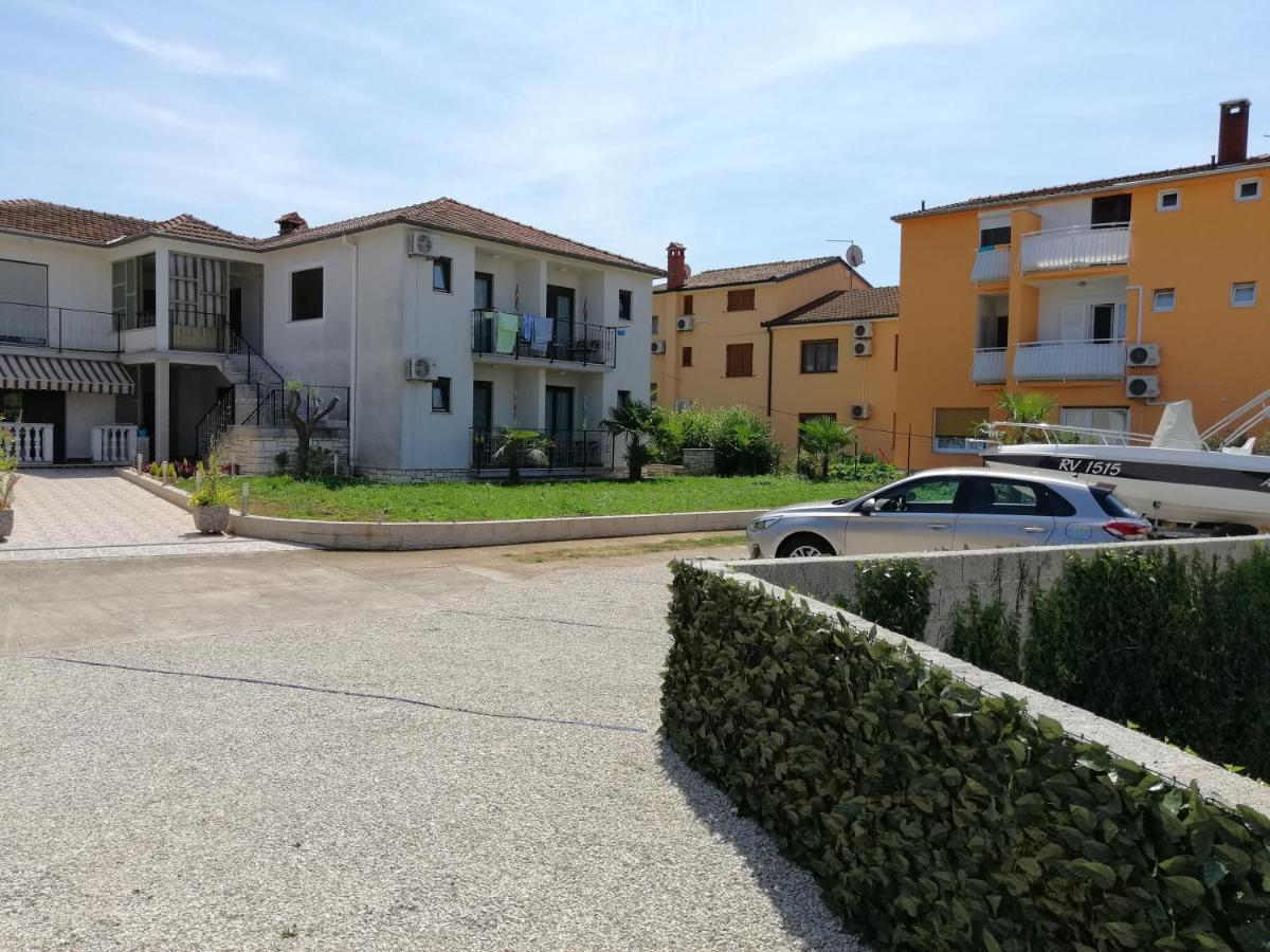 Viktor Rooms And Apartments Rovinj Bagian luar foto