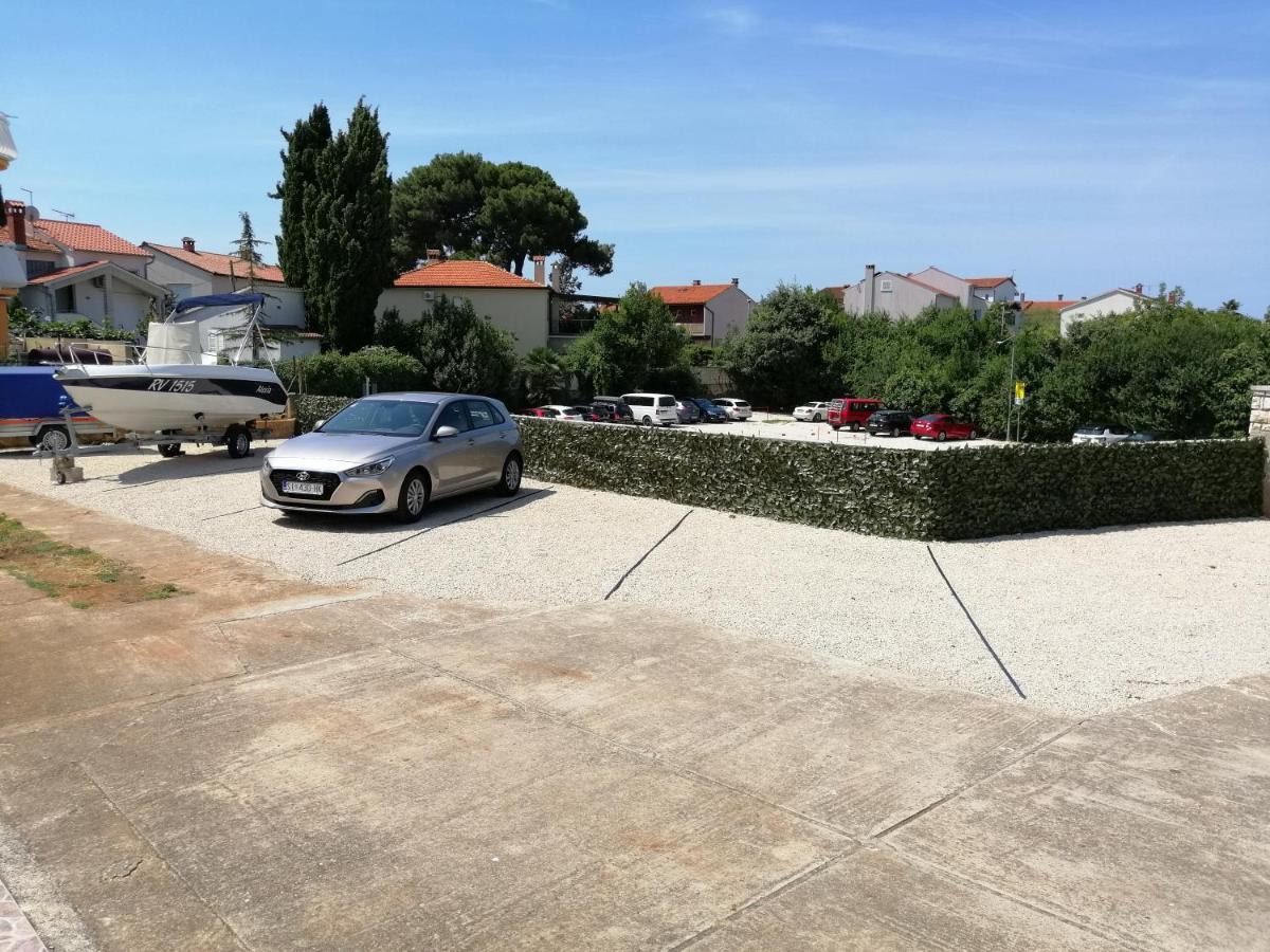 Viktor Rooms And Apartments Rovinj Bagian luar foto