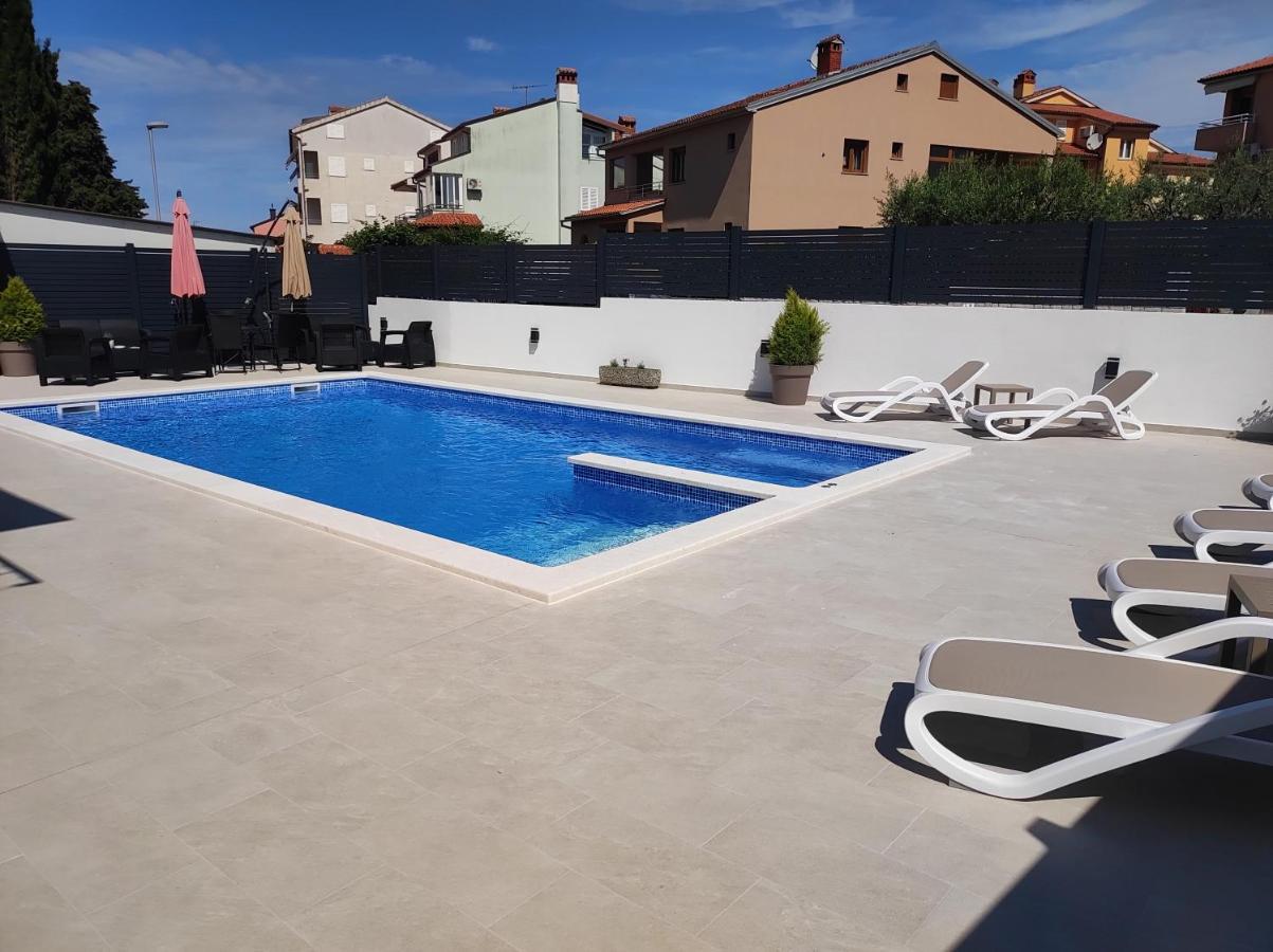 Viktor Rooms And Apartments Rovinj Bagian luar foto