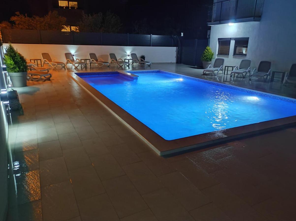 Viktor Rooms And Apartments Rovinj Bagian luar foto