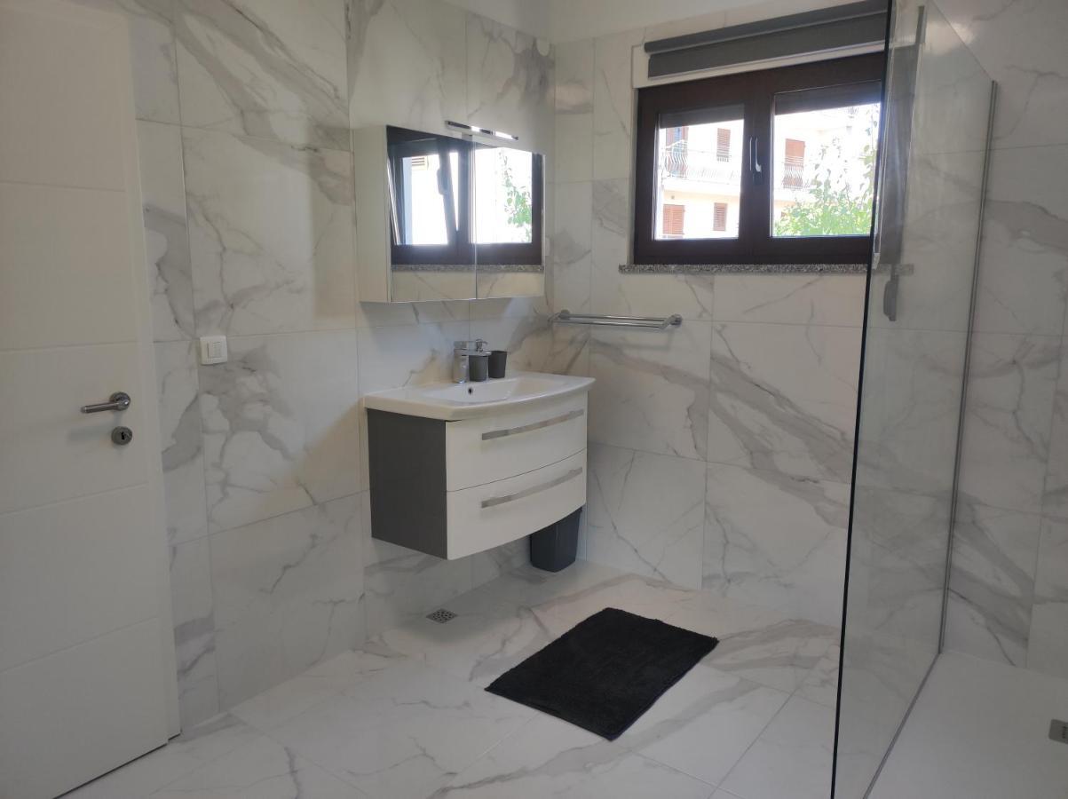 Viktor Rooms And Apartments Rovinj Bagian luar foto