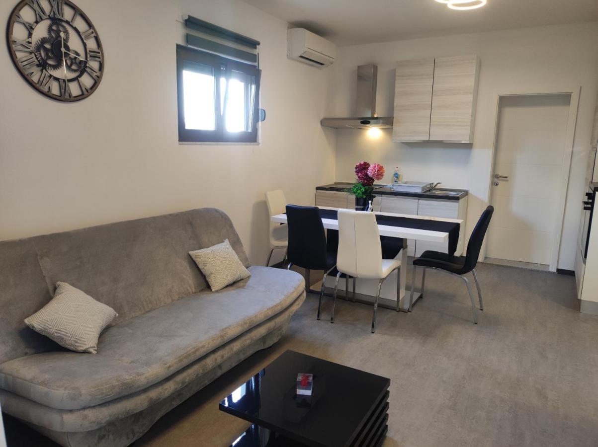 Viktor Rooms And Apartments Rovinj Bagian luar foto