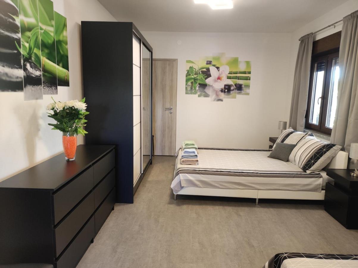 Viktor Rooms And Apartments Rovinj Bagian luar foto