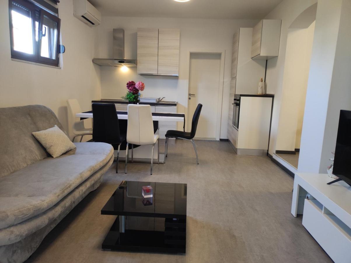 Viktor Rooms And Apartments Rovinj Bagian luar foto
