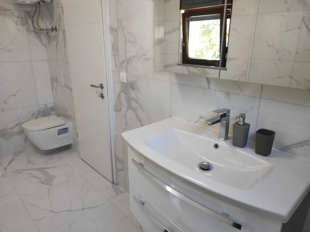 Viktor Rooms And Apartments Rovinj Bagian luar foto