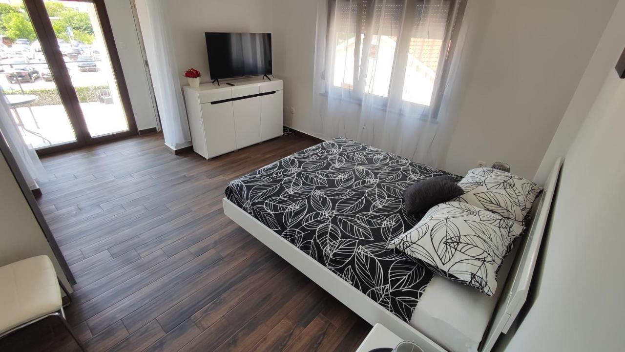 Viktor Rooms And Apartments Rovinj Bagian luar foto