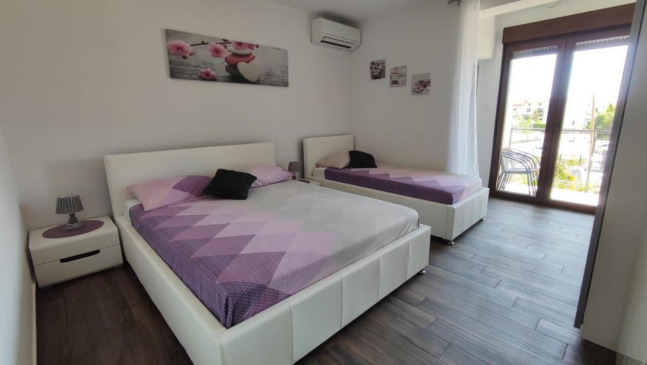 Viktor Rooms And Apartments Rovinj Bagian luar foto
