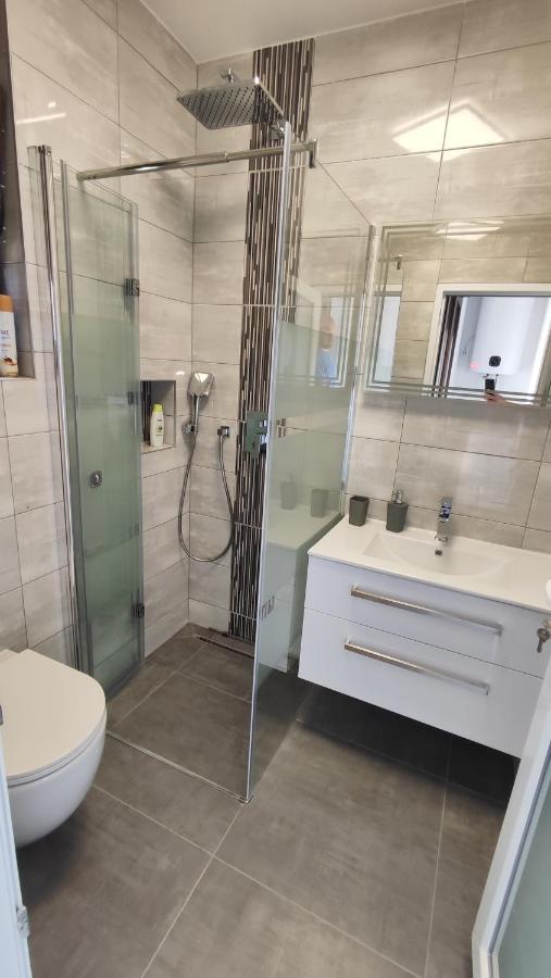 Viktor Rooms And Apartments Rovinj Bagian luar foto