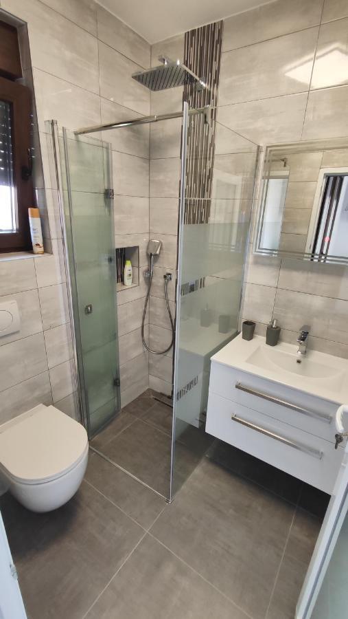 Viktor Rooms And Apartments Rovinj Bagian luar foto
