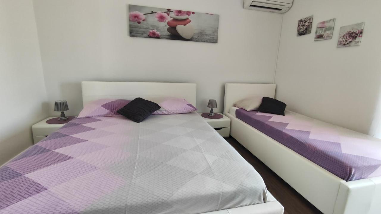 Viktor Rooms And Apartments Rovinj Bagian luar foto