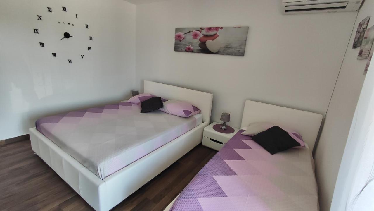 Viktor Rooms And Apartments Rovinj Bagian luar foto
