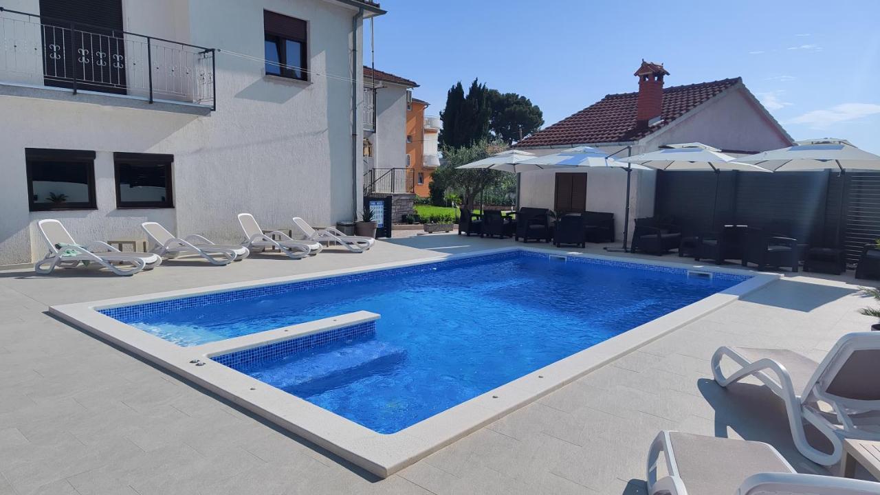 Viktor Rooms And Apartments Rovinj Bagian luar foto