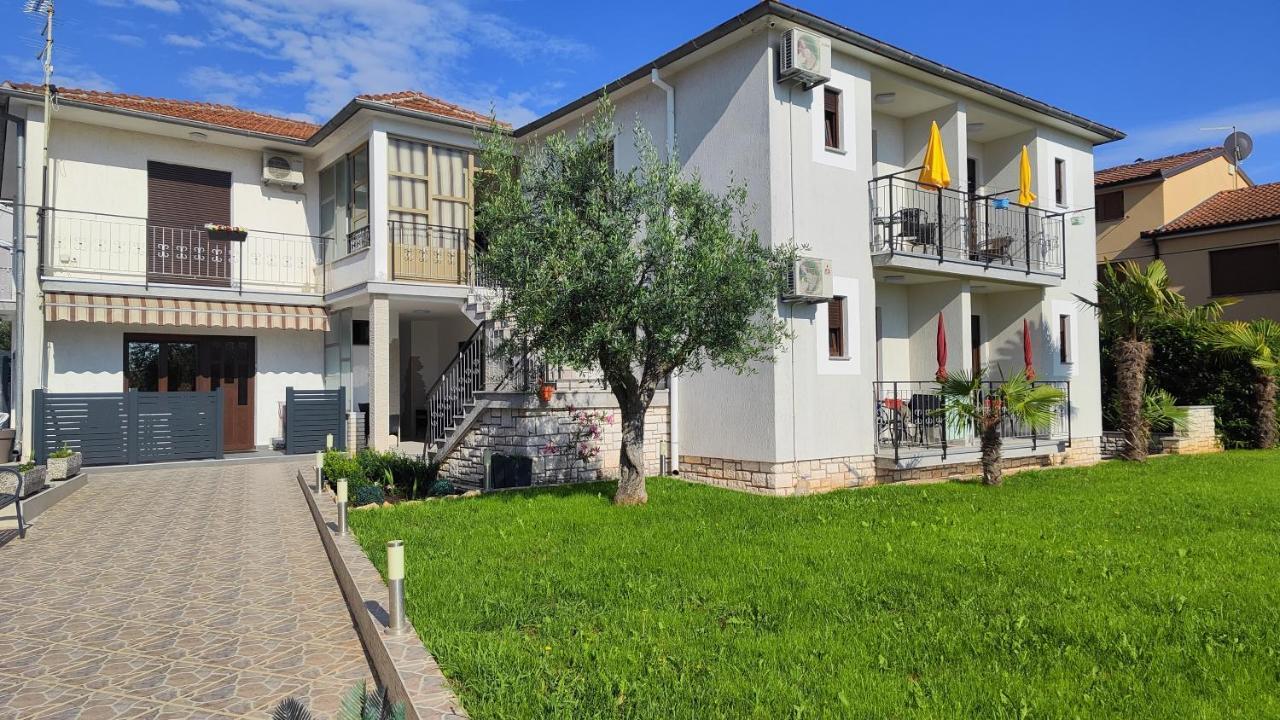 Viktor Rooms And Apartments Rovinj Bagian luar foto