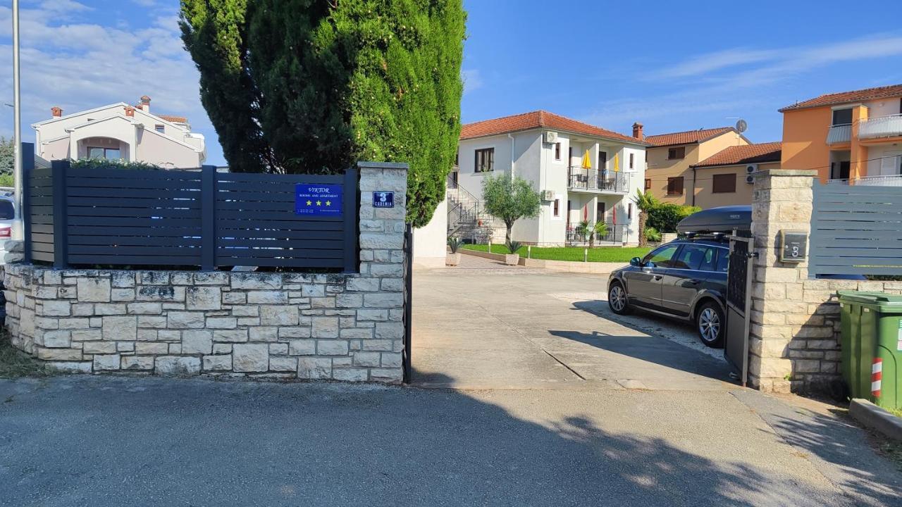 Viktor Rooms And Apartments Rovinj Bagian luar foto