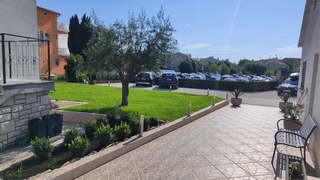 Viktor Rooms And Apartments Rovinj Bagian luar foto